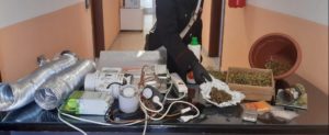 Beccato con la droga in casa, uno scooter rubato e col contatore dell’energia elettrica manomesso: scatta l’arresto item-thumbnail