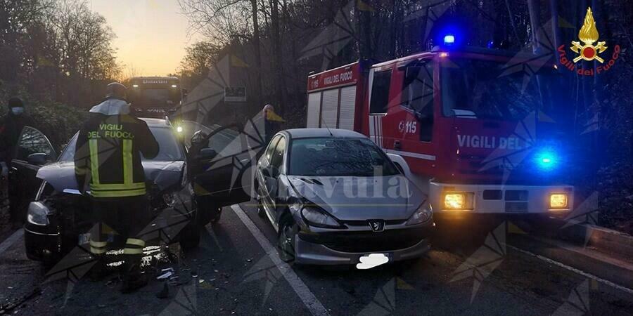 Incidente all’alba tra due auto