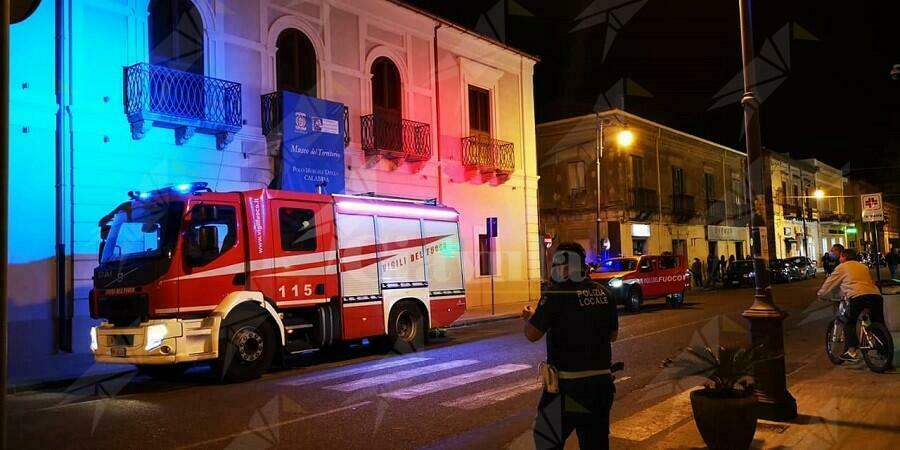 Locri, incendio nella biblioteca comunale di palazzo Nieddu