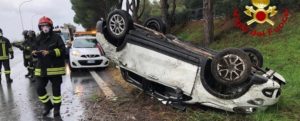 Auto perde il controllo e si ribalta in autostrada: ferito il conducente item-thumbnail