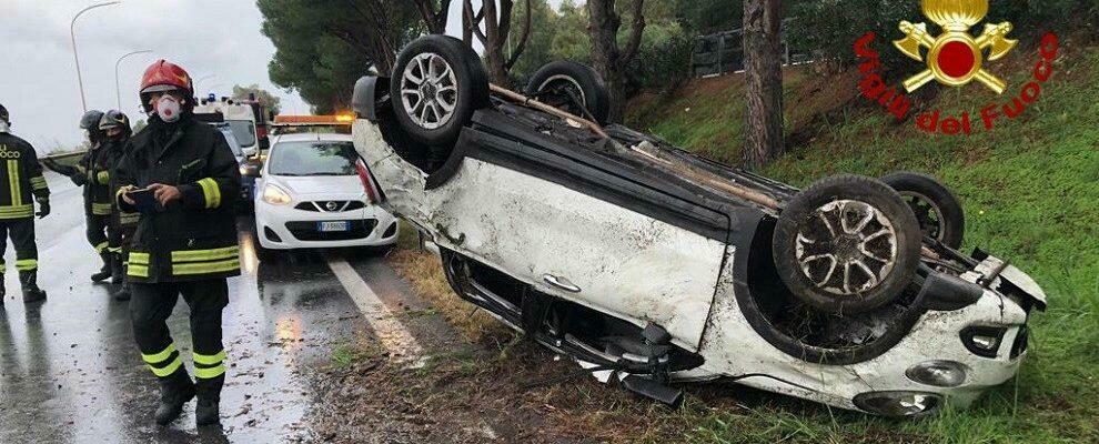 Auto perde il controllo e si ribalta in autostrada: ferito il conducente