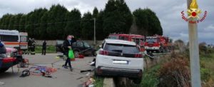 Tremendo incidente stradale in Calabria, auto rischia di precipitare in un fosso item-thumbnail