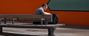 Palmi: positivo al coronavirus beccato a prendere il sole su una panchina pubblica, scatta la denuncia item-thumbnail