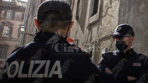Negazionisti rifiutano di indossare la mascherina e insultano e aggrediscono i poliziotti item-thumbnail
