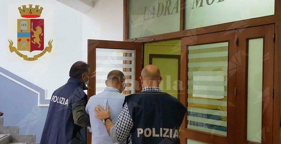 Trovato in possesso di  ecstasy, marijuana ed hashish. Arrestato