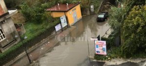 Il video del salvataggio dell’automobilista rimasto bloccato a Caulonia marina item-thumbnail