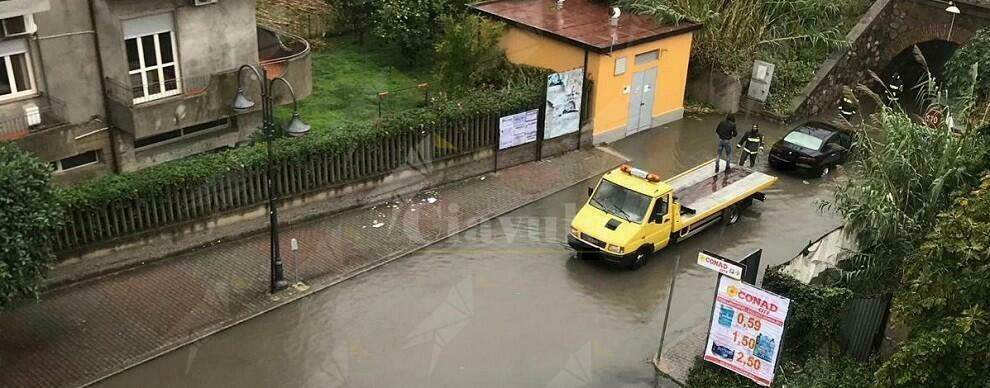 Automobilista bloccato in balia dell’acqua a Caulonia marina