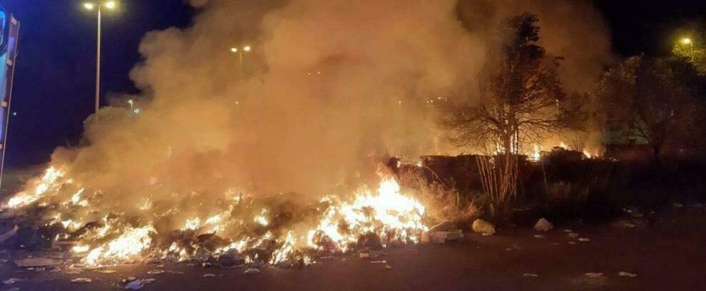 Calabria, in fiamme un’area di 800mq occupata da rifiuti