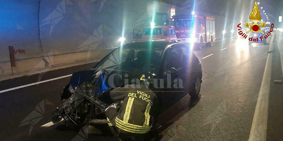 Incidente in galleria tra auto e mezzo pesante