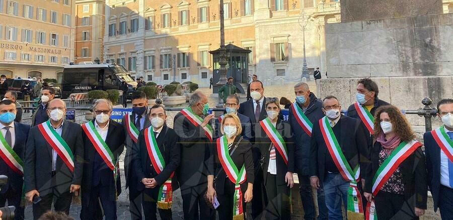 Fotonotizia: I sindaci della Calabria uniti per protestare a Roma
