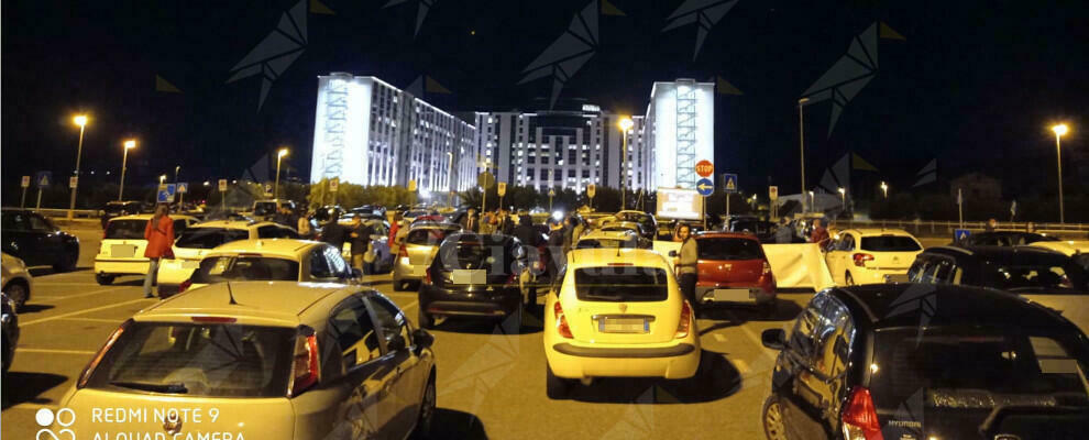 Sanità, drive-in di protesta alla cittadella Regionale – fotogallery