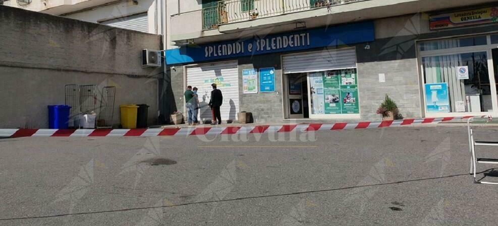 Una ventina di colpi di pistola sparati contro la saracinesca di un negozio a Caulonia marina