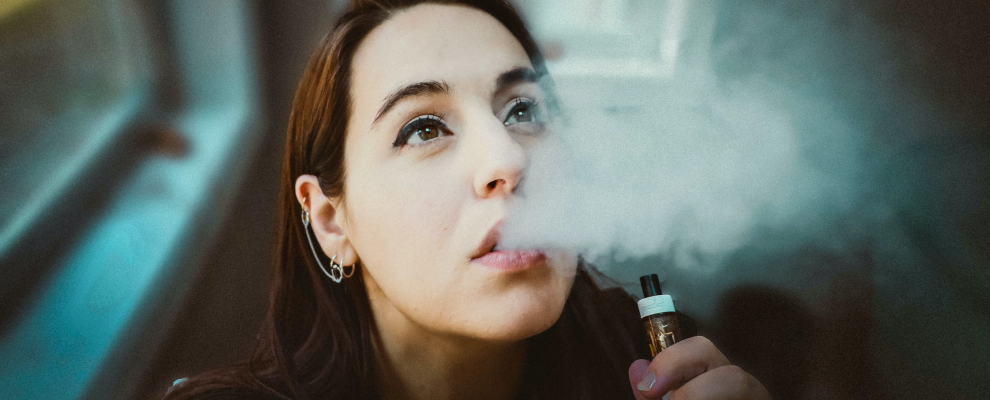 Fumare e-liquid di CBD con la sigaretta elettronica o vape: è sicuro?