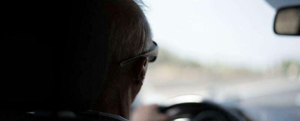 “Non ricordo perché sono qui”: trovato un 90enne con l’auto in avaria in una piazzola dell’autostrada