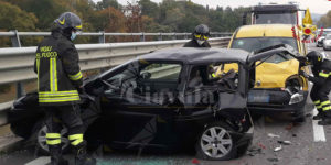 Incidente stradale tra due auto, i vigili del fuoco estraggono una persona dalle lamiere item-thumbnail