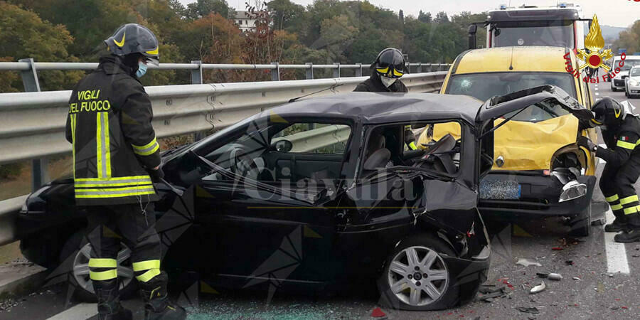 Incidente stradale tra due auto, i vigili del fuoco estraggono una persona dalle lamiere