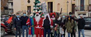 A Sant’Ilario dello Jonio i folletti di Babbo Natale consegnano il panettone ai cittadini item-thumbnail