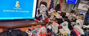 Tentano di aggredire i poliziotti dopo essere stati trovati con merce rubata nascosta in casa, arrestata una coppia item-thumbnail