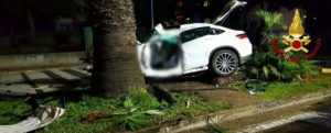 Sfonda il guard-rail e finisce contro un albero, muore un 39enne item-thumbnail