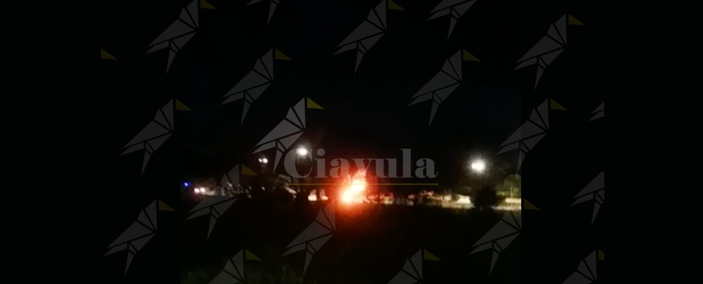 Auto in fiamme sul lungomare di Roccella Jonica – video