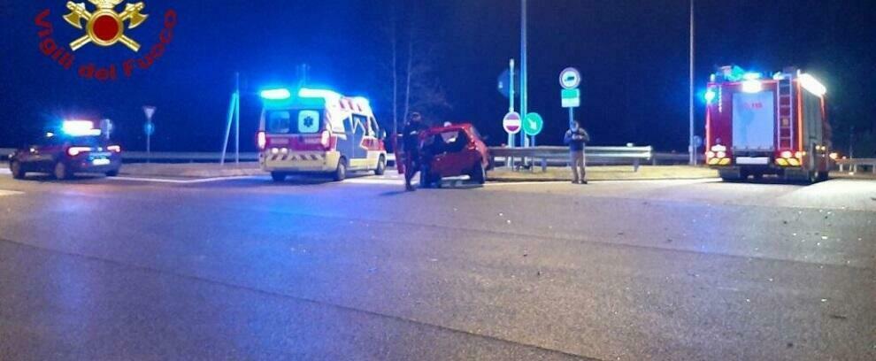 Violento incidente stradale fra 2 automobili