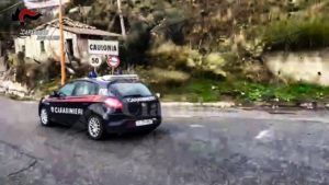 Furbetti del cartellino all’Inps di Caulonia. Risultavano al lavoro ma stavano a casa o andavano al bar. Sospesi 5 dipendenti item-thumbnail