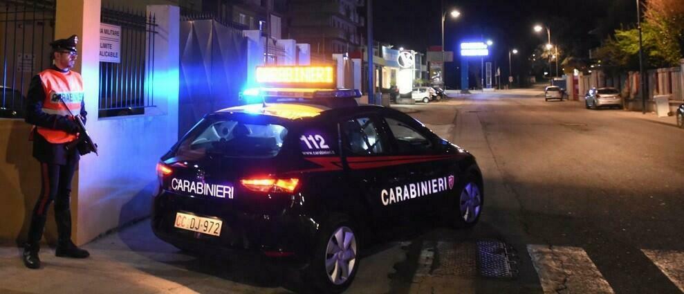 Aggredisce la compagna e la sequestra in casa, 43enne in manette