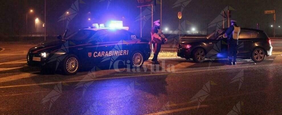Non si ferma all’Alt e cerca di investire un carabiniere. Arrestato dopo un inseguimento sulla SS 106