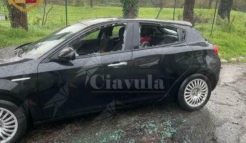 Lancia sanpietrini contro 25 auto in sosta, arrestato