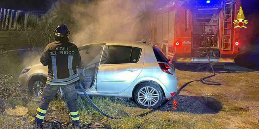 Calabria: Auto in fiamme, provvidenziale l’intervento dei vigili del fuoco