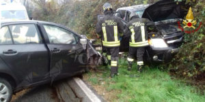Incidente fra due auto, gli autisti estratti dalle lamiere dai vigili del fuoco item-thumbnail