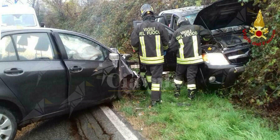 Incidente fra due auto, gli autisti estratti dalle lamiere dai vigili del fuoco