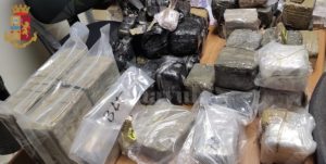 Beccati in possesso di 75 kg di hashish, due arresti item-thumbnail
