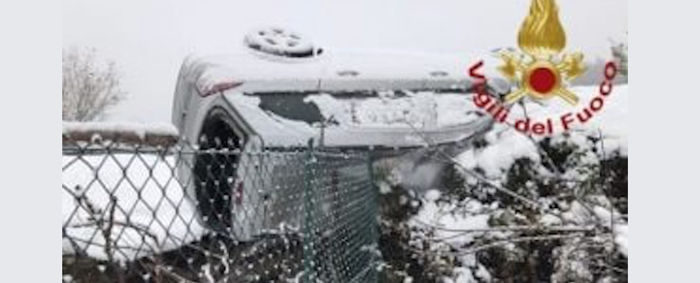 Auto si ribalta a causa della neve, grave il conducente