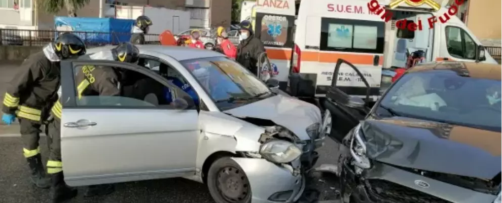 Scontro tra due auto in Calabria, tre persone ferite