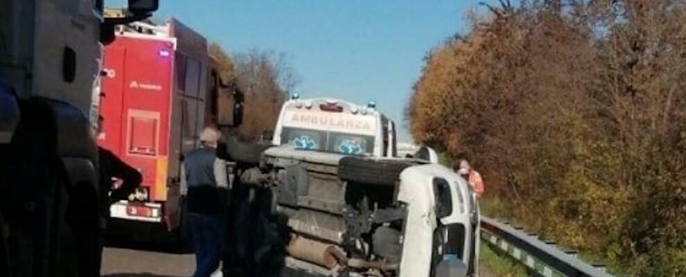 Calabria: tre feriti in un incidente sulla A2, coinvolte due auto e un camion
