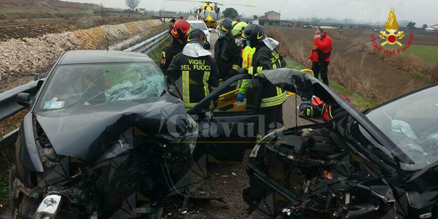 Frontale tra due auto, muore un 80enne