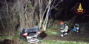 Esce fuoristrada e si ribalta con l’auto. Donna estratta dalle lamiere dai vigili del fuoco item-thumbnail