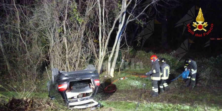 Esce fuoristrada e si ribalta con l’auto. Donna estratta dalle lamiere dai vigili del fuoco