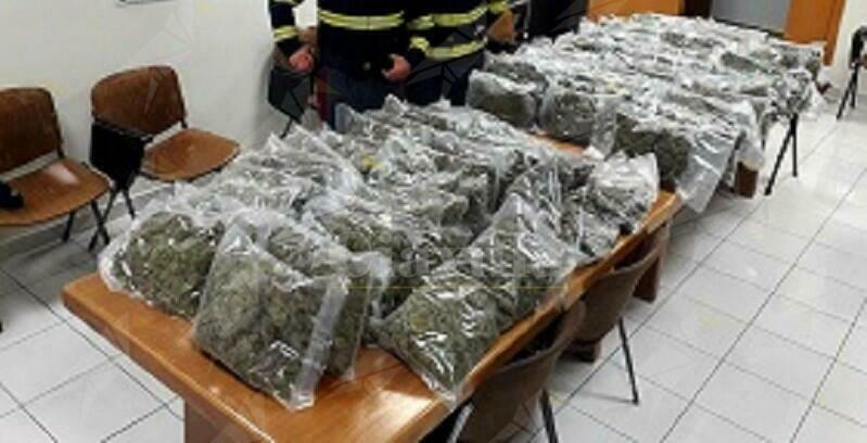 Nasconde in auto 53 kg di marijuana, arrestato 46enne