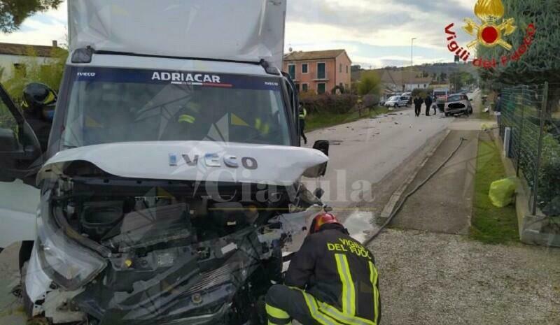 Scontro tra furgone e auto, conduttura del gas rotta. Necessario l’intervento dei vigili del fuoco