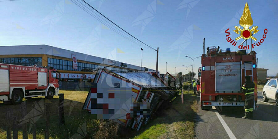 Camion finisce nel fossato, illeso il conducente