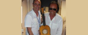 Foto del giorno: La chitarra battente di Mimmo Cavallaro conquista e incuriosisce Antonello Venditti item-thumbnail