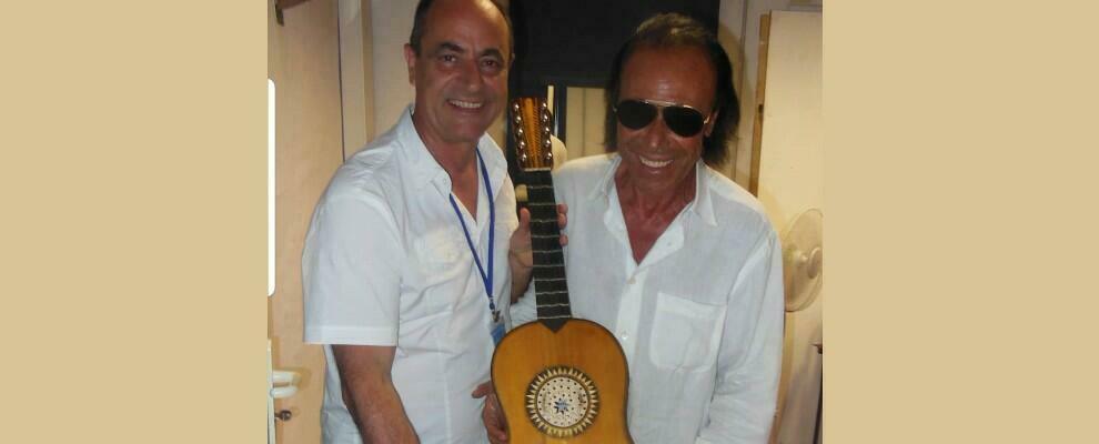 Foto del giorno: La chitarra battente di Mimmo Cavallaro conquista e incuriosisce Antonello Venditti