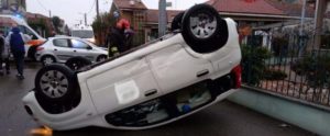 Violento scontro tra due auto, una si ribalta item-thumbnail