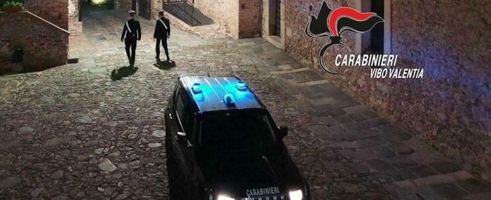 Tenta la fuga sui tetti, arrestato latitante nel vibonese