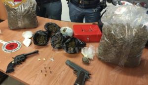 Trovato in possesso di armi e droga, arrestato item-thumbnail