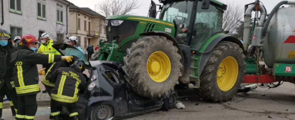 Automobile schiacciata da un trattore. Autista illesa