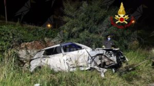 Violento incidente tra due auto, una persona rimasta ferita item-thumbnail