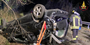 Pauroso incidente stradale, donna rimane intrappolata nell’auto. Salvata dai vigili del fuoco item-thumbnail